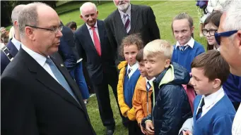  ??  ?? The prince meets local schoolchil­dren