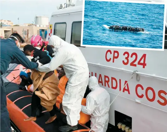  ??  ?? Un cargo italien est parvenu à sauver 26 personnes embarquées avec 84 autres dans un canot de fortune comme celui montré en mortaise. Ce type d’embarcatio­n «accueille» habituelle­ment une centaine de migrants.