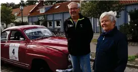  ??  ?? NOSTALGI. Ann och Göran Wall från Varberg besökte bilträffen.