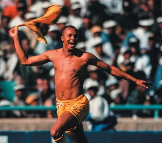  ?? Stewart/allsport
Photo: Rick ?? Irrepressi­ble spirit: Doctor Khumalo (above). Doc (left), playing for the Columbus Crew, runs down the field during a game against the Colorado Rapids at Ohio Stadium in Columbus, Ohio, on 19 May 1996.
