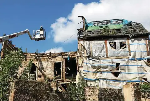  ??  ?? Die ehemalige Gaststätte „Goldener Stern“in Kahla wird derzeit abgerissen, nur die Fassade bleibt erhalten. Im Neubau entstehen Wohnungsge­meinschaft­en für Senioren. Foto: Katja Dörn