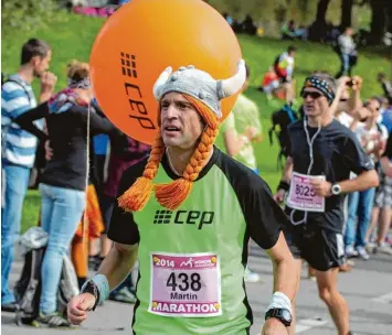  ?? Foto: Lauxterman­n ?? Wer gesehen werden will, muss auffallen: Der Augsburger Pacer Martin Schöll führt Marathonlä­ufer an die von ihnen angepeilte Zeit heran.