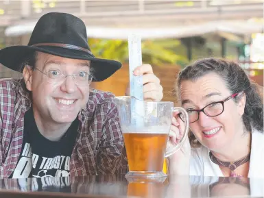  ?? Picture: GLENN HAMPSON ?? Scientists Dr Erik Streed and Dr Georgette Leah Burns who will be sitting down with Gold Coasters and answering their scientific questions at Parkwood Tavern.