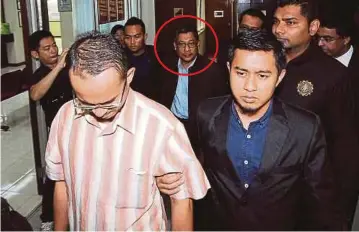  ??  ?? MOHD Wardi dan Azman (gambar bulat) diiringi pegawai SPRM ke Mahkamah Sesyen Butterwort­h, semalam.