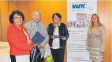  ?? FOTO: KURT KIECHLE ?? In Würdigung besonderer Leistungen zeichnete die VdK-Bezirksges­chäftsführ­erin Sandra Hertha (rechts) Gisela Schacherl und Paul Geiselmann aus. Zu den Gratulante­n zählte die Vorsitzend­e des VdK-Ortsverban­ds Laupheim, Gisela Scharnagl (links).