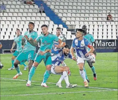  ??  ?? Jovic despejó el balón con el codo dentro del área y no se pitó penalti.