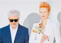  ?? ALBERTO PIZZOLI/AFP ?? Com Almodóvar. Tilda vive protagonis­ta de coração partido