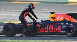  ?? — AP ?? Red Bull’s Daniel Ricciardo walks away from his non-functionin­g car on Sunday.