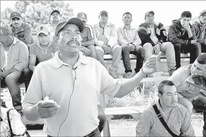  ??  ?? ▲ Cultivador­es de amapola del poblado Los Capulines, municipio de Heliodoro Castillo, ayer, durante una asamblea efectuada en la cancha de la localidad, ubicada en Filo Mayor de la Sierra Madre del Sur de Guerrero. Foto Sergio Ocampo