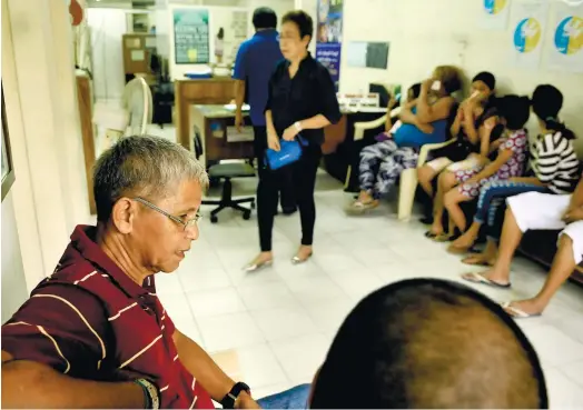  ?? (SUN.STAR FOTO/ARNI ACLAO) ?? CASE. Retired policeman SPO4 Generoso Rondina (left) sits across the witnesses (seated right) in the killing of Gener Rondina as they wait for the execution of affidavit at CHR office.