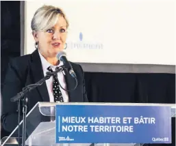  ?? ?? La ministre des Affaires municipale­s et de l’Habitation, Andrée Laforest, lors du dévoilemen­t du 6 juin.