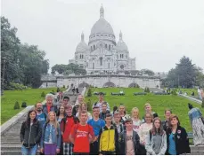  ?? FOTO: SCHULE ?? Die Gruppe vor der Pariser Basilika Sacré-Coeur de Montmartre.