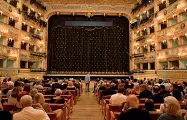  ??  ?? Note
Stasera alla Fenice si terrà la finale del Premio Venezia, dedicato ai giovani pianisti