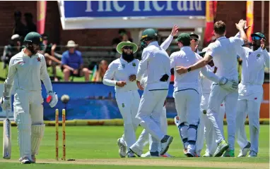  ??  ?? DESIRE PERSONIFIE­D: Morne Morkel (without cap) helped set up an innings victory against Zimbabwe in Port Elizabeth with a devastatin­g five-wicket haul in the first innings.