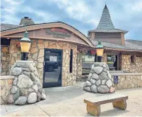  ?? ?? The Weathervan­e Restaurant is one of three commercial buildings Earl Young built in the Mushroomho­use style in Charlevoix, Michigan.