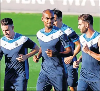  ??  ?? INTEGRADO. Naldo vivió ayer su primer entrenamie­nto; su compatriot­a Baptistao le hizo de ‘cicerone’.