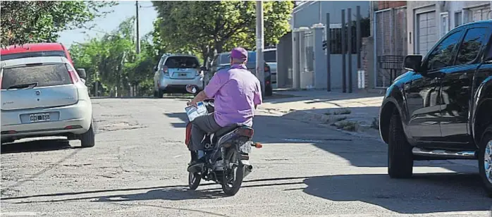  ?? (PEDRO CASTILLO) ?? Falta de uso. En los barrios es muy poco común encontrar motociclis­tas que sí usen el casco, a pesar de que el grueso de los incidentes viales fatales involucran a motos.