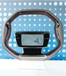  ?? FOTO: ZF/DPA ?? ZF hat ein Lenkrad mit Display entwickelt – ein Airbag sitzt dahinter. Sieht so das Lenkrad der Zukunft aus?