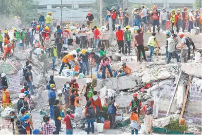  ?? JAVIER RÍOS ?? Remoción de escombros en Bolívar y Chimalpopo­ca.