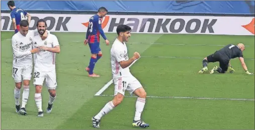  ??  ?? Marco Asensio celebra su importante gol al Eibar, con el puño derecho cerrado, tras batir a Dmitrovic con un zurdazo estilista.