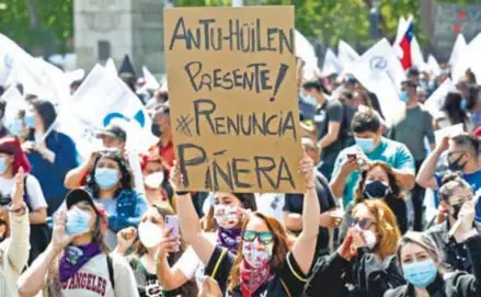  ?? AFP ?? La acusación coincidió con una protesta de maestros en su contra en Santiago