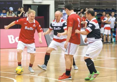  ?? ARTEMIS ASSOCIATES / BALLR ?? Former Manchester United stars Paul Scholes (left), Nicky Butt (second left) and Gary Neville enjoy an exhibition match to promote the Ballr soccer gaming app at Beijing Sport University on Sunday.