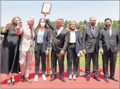  ??  ?? Joan Laporta levanta orgulloso la Placa de Oro al Mérito Deportivo.