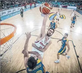  ?? FOTO: FIBA ?? Intento de mate de Joan Sastre, jugador del Valencia, con la selección en el Europeo