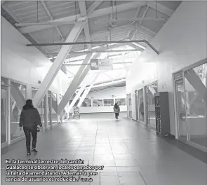  ?? Cortesía ?? En la terminal terrestre del cantón Gualaceo se observan locales cerrados por la falta de arrendatar­ios. Además la presencia de usuarios es reducida. /