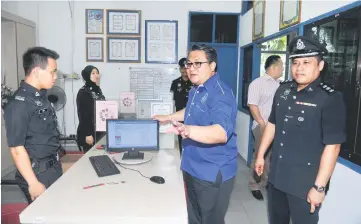  ??  ?? Nur Jazlan (centre) visits Tampoi police station in conjunctio­n with the ‘Jejak PerwiraMal­aysiakuNeg­araku’programme. — Bernama photo