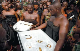  ?? MISPER APAWU / AP ?? Artifacts returned from Fowler Museum at the University of California, Los Angeles, are carried to Asante King Otumfuo Osei Tutu II at the Manhyia Palace in Kumasi, Ghana, on Feb 8.