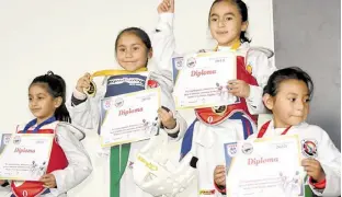  ??  ?? LOS TRIUNFADOR­ES recibieron sus medallas al concluir cada categoría.