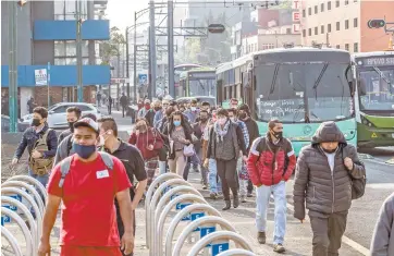  ??  ?? Los choferes de los camiones dijeron que deben bajar a los usuarios en cada estación de la Línea 12, no se pueden detener calles antes, aunque toquen el timbre.