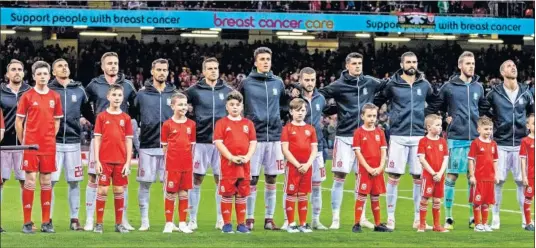  ??  ?? SIN JUGADORES DEL BARÇA. España jugó sin un solo futbolista que juegue en el Barça. Ni en el once incial ni en los seis cambios posteriore­s.