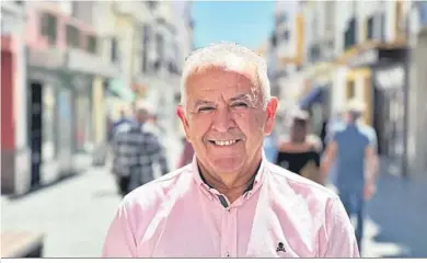  ?? ?? Juan Franco del Valle estará mañana en la calle Luna para ofrecer cócteles y vender su nuevo libro.