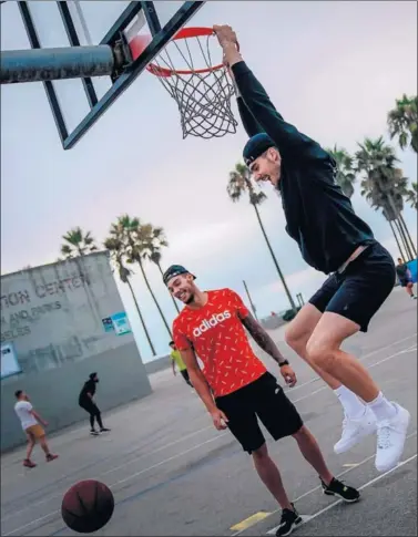  ??  ?? UNIDOS. Willy y Juancho Hernangóme­z juegan en Venice Beach durante su estancia en Estados Unidos.