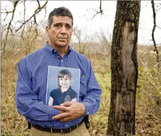  ?? JAY JANNER / AMERICAN-STATESMAN ?? Shawn Zapalac holds a photo of his daughter, Victoria, and stands next to a tree on Karisch Road near Smithville. Victoria was killed one night in September 2015 after the car in which she was riding, driven by her mother, struck the tree after taking...