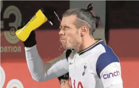  ?? ABC ?? Bale, echándose agua en la cara durante un partido del Tottenham