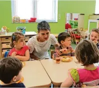  ?? Fotos: Jana Korczikows­ki ?? Kinderhaus­leiterin Carolin Zehentbaue­r (Mitte) bei der Brotzeit in der Schmetterl­ingsgruppe.