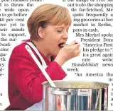  ??  ?? Mrs Merkel uses potatoes from her own garden