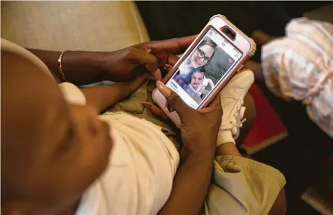  ?? Juan Figueroa / Staff photograph­er ?? TuWana Morrissett­e remains an active Peanut user, relying on the app to meet, chat and learn from other mothers and to offer support around having preemies and postpartum depression.