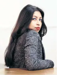  ??  ?? „In manchen Nächten wache ich atemlos auf, als würde ich in der steigenden Flut aus Geflüster, Gemurmel und Geschrei ertrinken“: die in Kalkutta geborene Pariser Autorin Shumona Sinha.