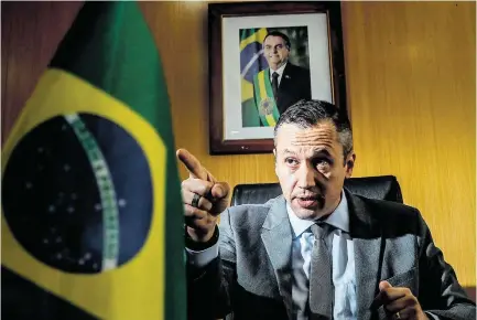  ?? FOTOS: GABRIELA BILO / ESTADÃO ?? ‘Pau quebrando’. Roberto Alvim durante entrevista ao ‘Estado’ horas antes de ser exonerado do cargo por Bolsonaro