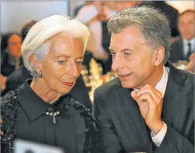  ?? CEDOC PERFIL ?? LA ULTIMA CENA. Lagarde, del FMI, y Macri, en Washington. Debajo, los facsímiles del acuerdo.