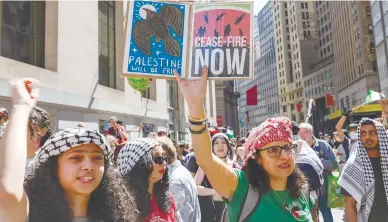  ?? AFPPIC ?? Pro-Palestinia­n protesters confrontin­g a small group of Israeli demonstrat­ors during dueling events outside the New York Stock Exchange. –