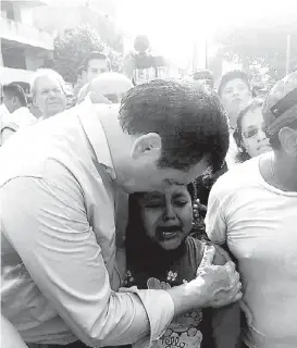  ?? ESPECIAL ?? Miguel Ángel Osorio Chong, secretario de Gobernació­n, en zona afectada.