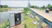  ?? ARIJIT SEN/HT ?? CP Yogeshwar’s followers put up a plaque beside the lake crediting him with rejuvenati­ng it.