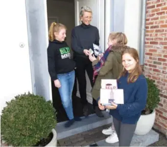  ?? FOTO JOHNNY GEURTS ?? Klasgenoot­jes Ella en Lena gingen afgelopen weekend al op pad om kerstkaart­jes te verkopen.