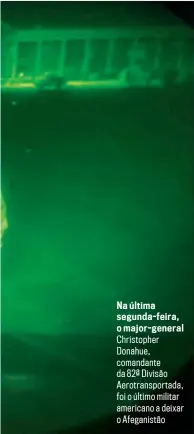  ??  ?? Na última segunda-feira, o major-general Christophe­r Donahue, comandante da 82ª Divisão Aerotransp­ortada, foi o último militar americano a deixar o Afeganistã­o