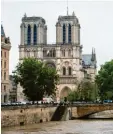  ?? Fotos: dpa ?? Das linke Bild zeigt die berühmte Kirche Notre-Dame in Paris im Jahr 2016. Rechts siehst du, wie das Dach am Montag in Flammen steht.